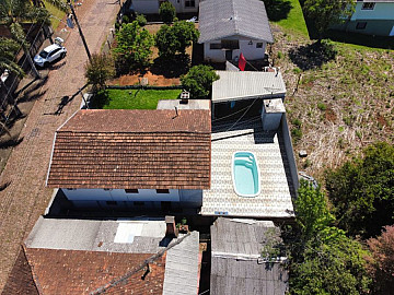 CASA COM ED�CULA E PISCINA PARA VENDA