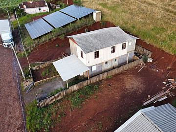 CASA DE MADEIRA COM POSSIBILIDADE DE DUAS MORADIAS